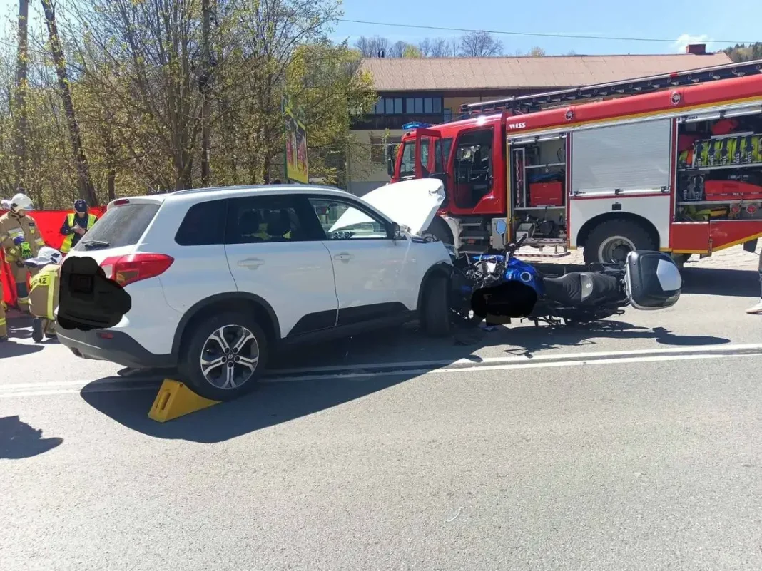 Zderzenie samochodu i motocykla w Szczawie
