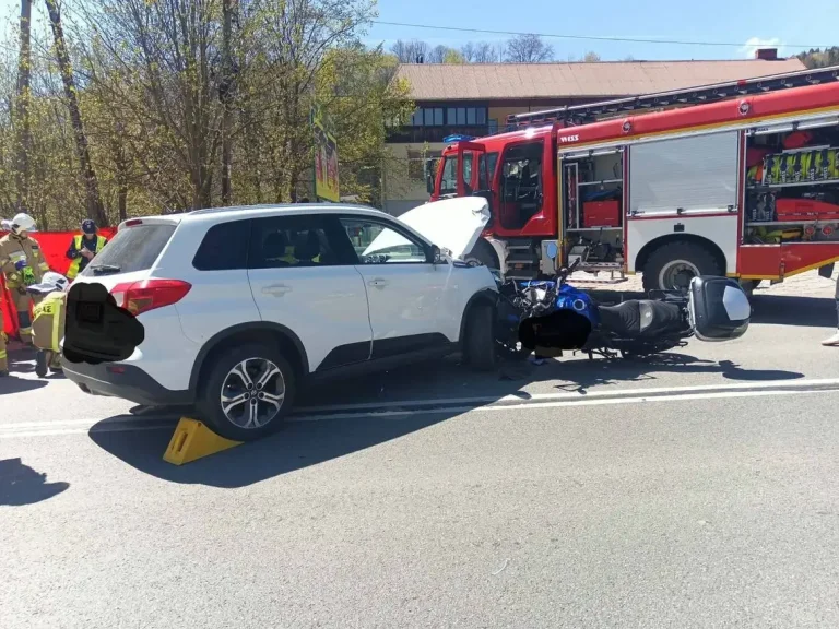 Zderzenie samochodu i motocykla w Szczawie