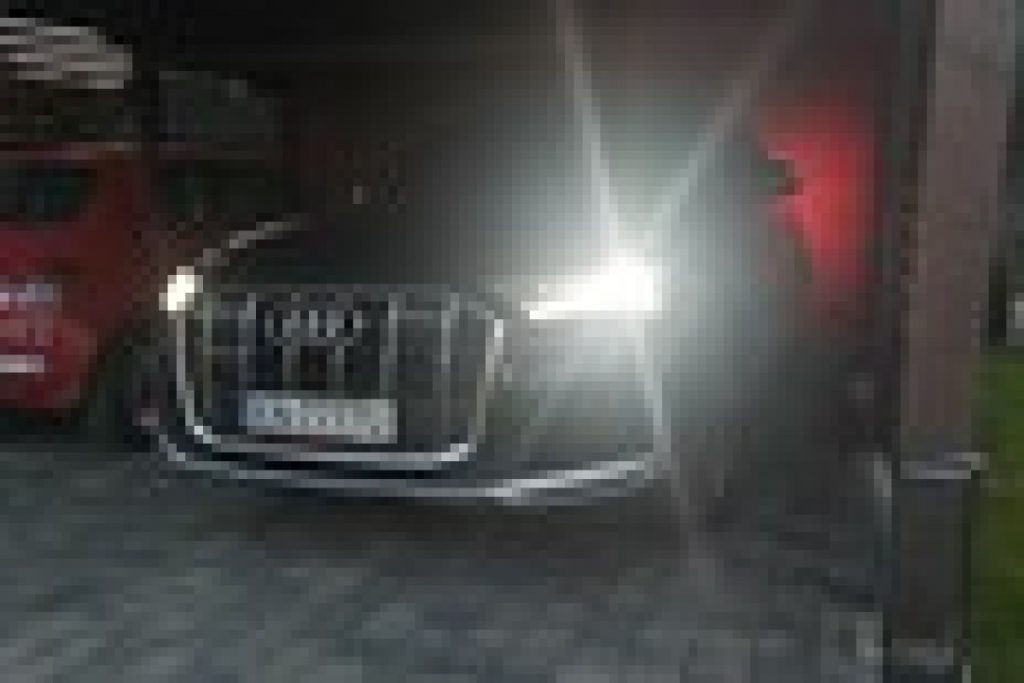 black audi sq7