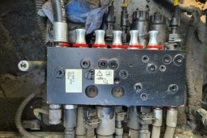 tractor hydraulic valve