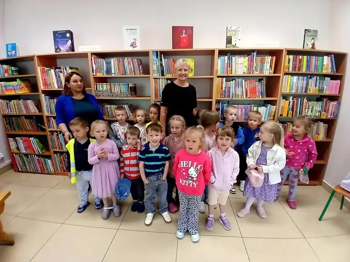 Przedszkolaki z wizytą w bibliotece w Szczawie